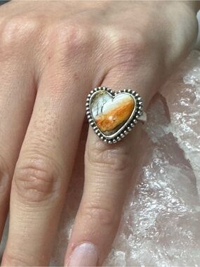 Kingman Spiny Oyster Dahlia Heart-Shaped Sterling Silver Ring - Size 5